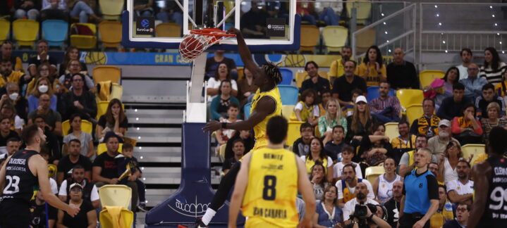 Jugador del Gran Canaria realiza una espectacular volcadura durante el partido.