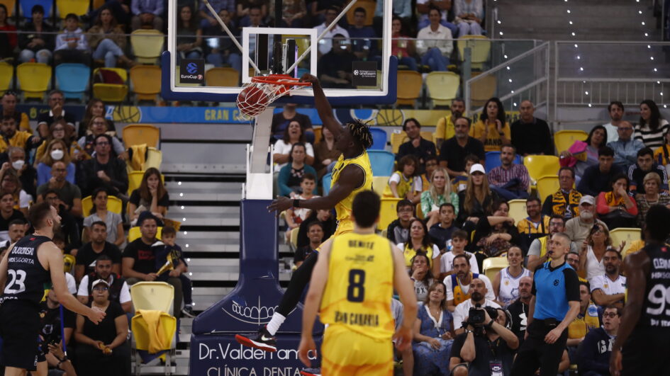 Jugador del Gran Canaria realiza una espectacular volcadura durante el partido.