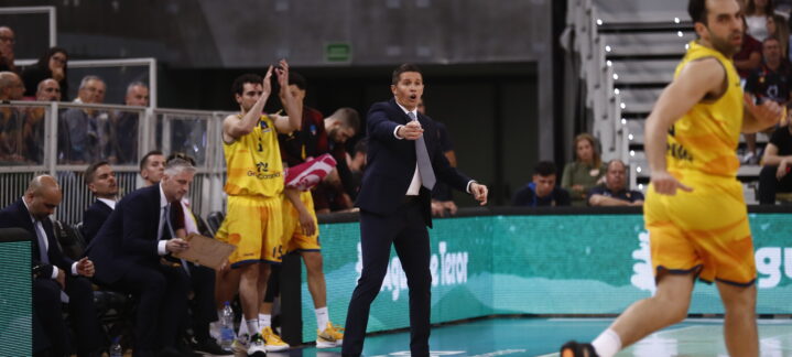 Entrenador Jaka Lakovic dirigiendo a su equipo durante un partido de baloncesto.
