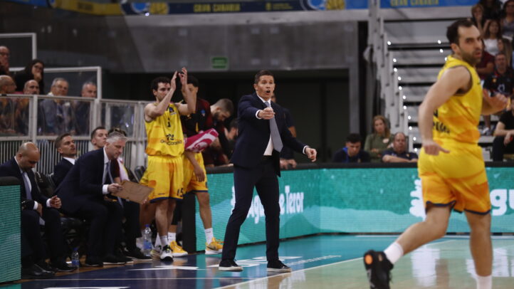 Entrenador Jaka Lakovic dirigiendo a su equipo durante un partido de baloncesto.