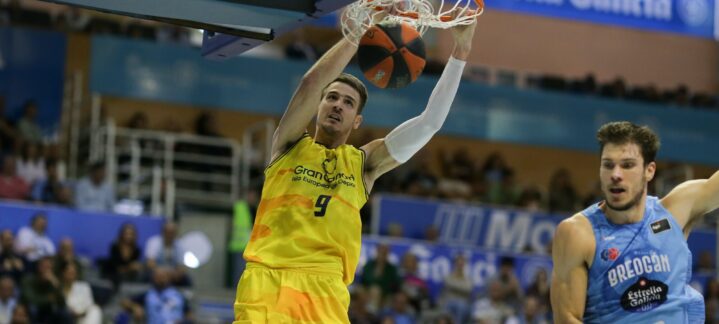Jugador del Gran Canaria realiza un mate mientras un rival observa durante el partido.