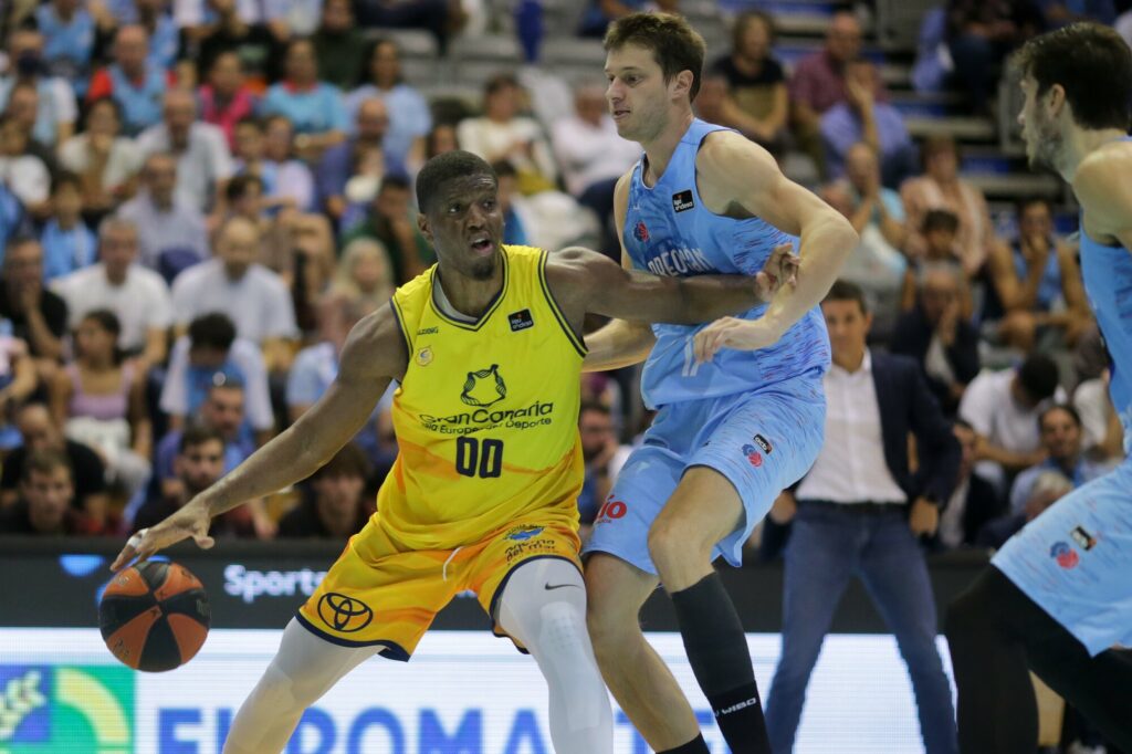 Jugadores del Gran Canaria en acción durante un partido de la Liga Endesa.