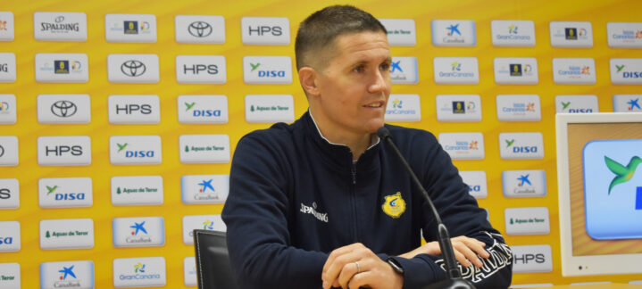 Jaka Lakovic durante una rueda de prensa sobre un partido importante.