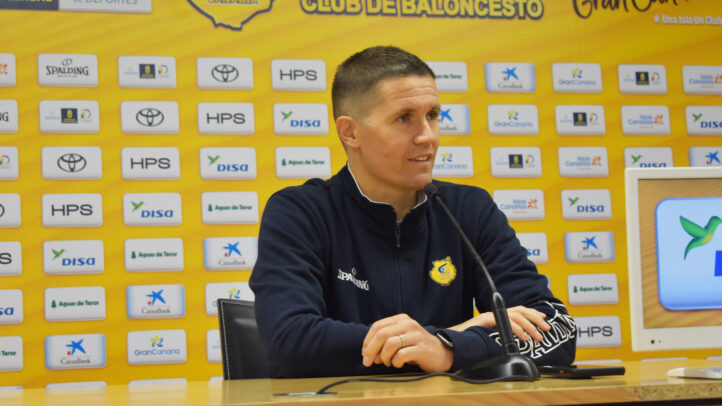Jaka Lakovic durante una rueda de prensa sobre un partido importante.