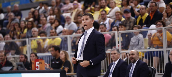 Entrenador Jaka Lakovic dirigiendo a su equipo con público animado detrás.