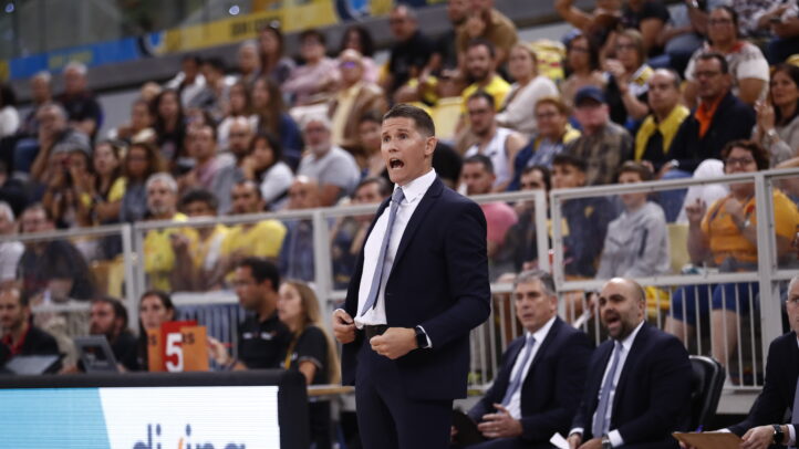 Entrenador Jaka Lakovic dirigiendo a su equipo con público animado detrás.