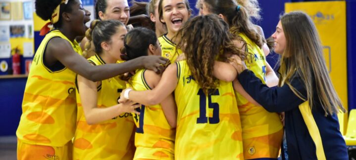 Jugadoras del Gran Canaria júnior femenino celebran su tercer puesto en Canarias.