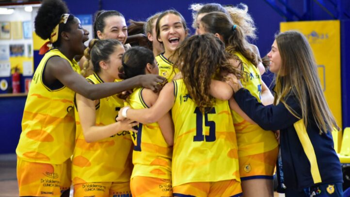 Jugadoras del Gran Canaria júnior femenino celebran su tercer puesto en Canarias.