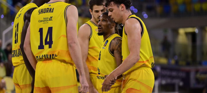 Jugadores del Club Baloncesto Gran Canaria en un momento de estrategia durante un partido.