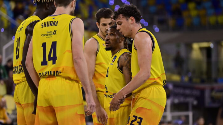Jugadores del Club Baloncesto Gran Canaria en un momento de estrategia durante un partido.