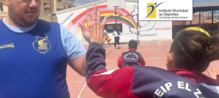 Entrenador interactuando con niños en actividad de baloncesto en el CEIP El Zardo.