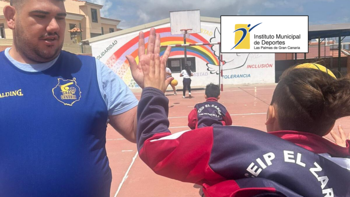 Entrenador interactuando con niños en actividad de baloncesto en el CEIP El Zardo.