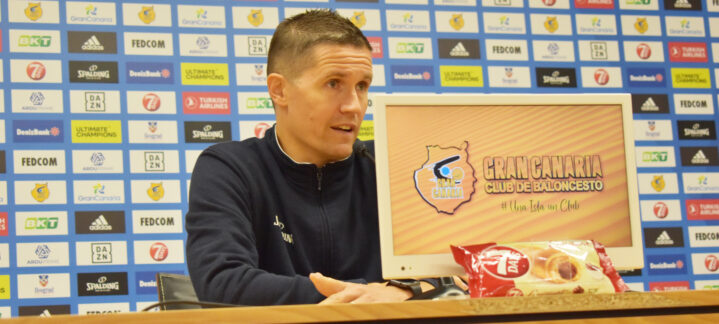 Entrenador Jaka Lakovic en rueda de prensa, disfrutando de un evento del club.