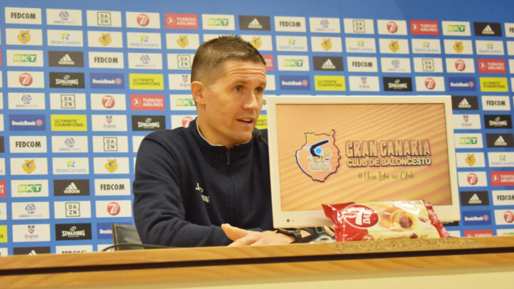 Entrenador Jaka Lakovic en rueda de prensa, disfrutando de un evento del club.