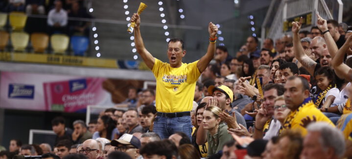 Aficionados animan al equipo en un partido de la 7DAYS EuroCup con gran entusiasmo.