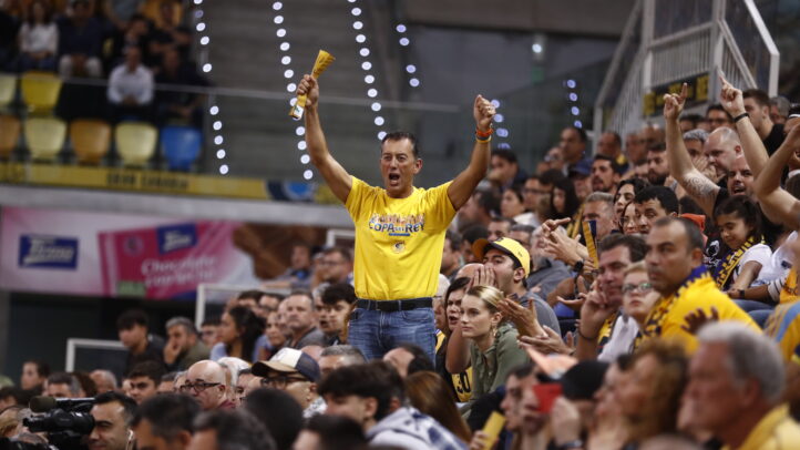 Aficionados animan al equipo en un partido de la 7DAYS EuroCup con gran entusiasmo.