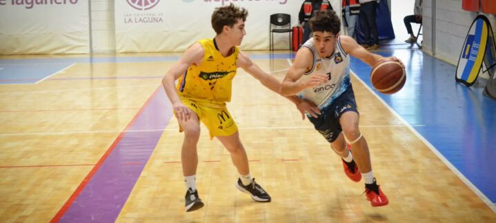 Jugadores de baloncesto en acción durante un partido del equipo Júnior Masculino.