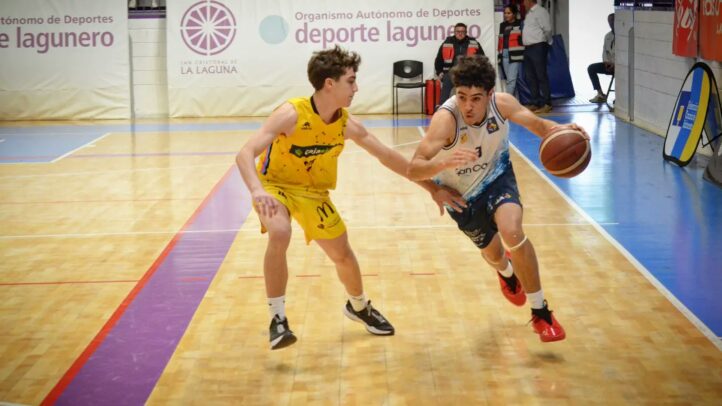 Jugadores de baloncesto en acción durante un partido del equipo Júnior Masculino.