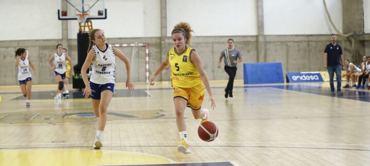 Jugadora del Gran Canaria avanza con el balón durante un partido de baloncesto.