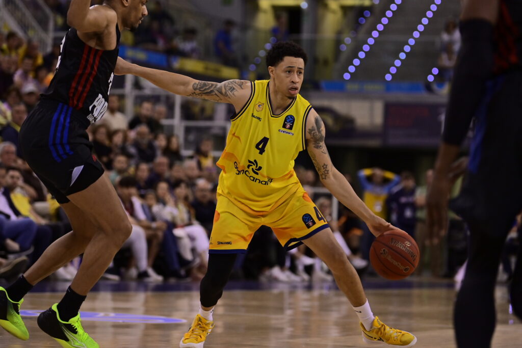 Jugador del Gran Canaria controla el balón durante un partido de Eurocup.