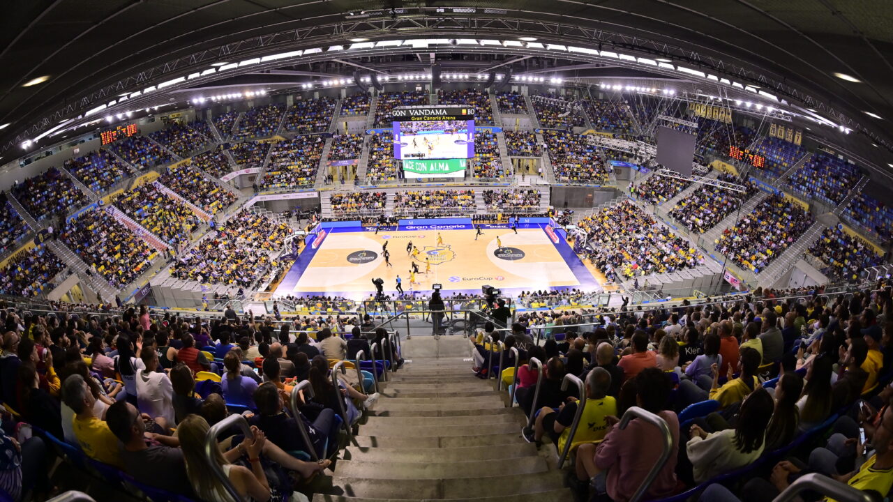Aficionados disfrutan de un partido de baloncesto en el Gran Canaria Arena llenando las gradas.