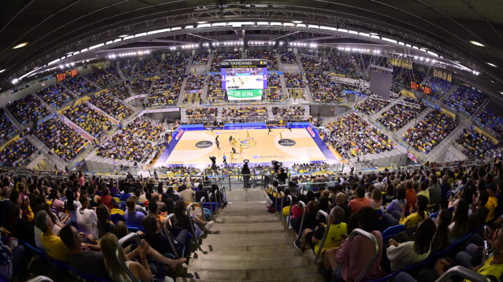 Aficionados disfrutan de un partido de baloncesto en el Gran Canaria Arena llenando las gradas.