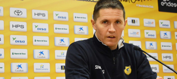 Entrenador Jaka Lakovic durante una rueda de prensa, con fondo amarillo del club.