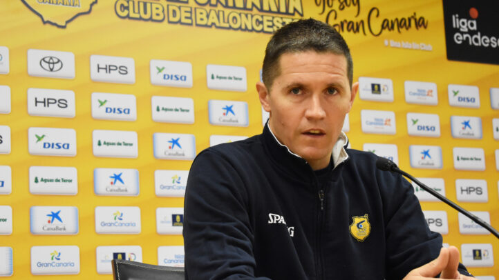 Entrenador Jaka Lakovic durante una rueda de prensa, con fondo amarillo del club.