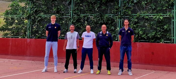 Miguel Serrano y Nazar Kulishenko junto a otros miembros del club en el colegio.