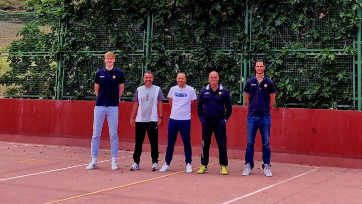 Miguel Serrano y Nazar Kulishenko junto a otros miembros del club en el colegio.