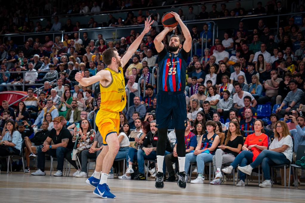 Jugador del Barça lanzando a canasta durante el partido contra el Gran Canaria en el Palau.