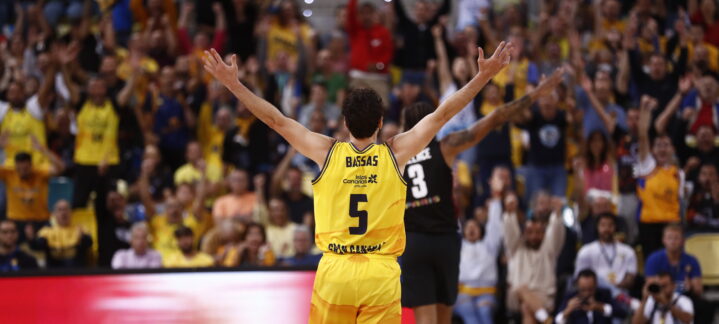 a por el penúltimo paso en el camino hacia la gloria europea",Jugadores del Gran Canaria celebran mientras la afición vitorea enérgicamente.