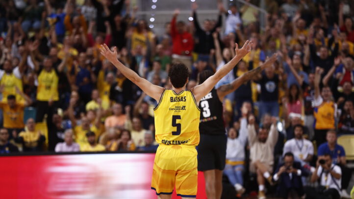 a por el penúltimo paso en el camino hacia la gloria europea",Jugadores del Gran Canaria celebran mientras la afición vitorea enérgicamente.