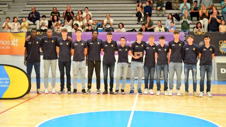 Equipo cadete masculino del Gran Canaria en ceremonia de entrega de premios.