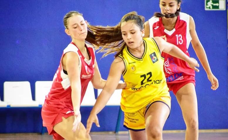 Jugadoras de baloncesto en acción durante un partido, con un enfoque en la atleta con dorsal 22.