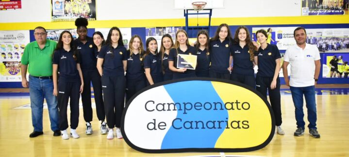 Equipo cadete femenino del Gran Canaria posando con un trofeo y pancarta del campeonato.