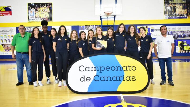 Equipo cadete femenino del Gran Canaria posando con un trofeo y pancarta del campeonato.