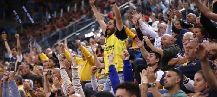 Aficionados del CB Gran Canaria animando entusiastamente durante un partido.