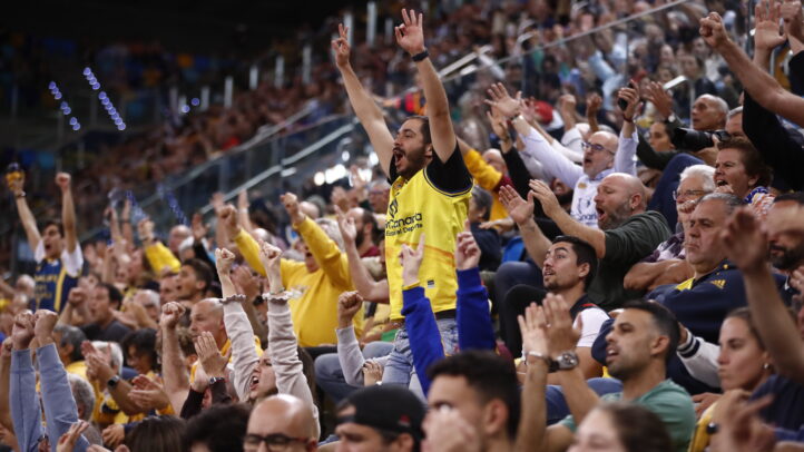 Aficionados del CB Gran Canaria animando entusiastamente durante un partido.