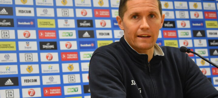 Jaka Lakovic durante una rueda de prensa sobre un próximo partido del equipo.