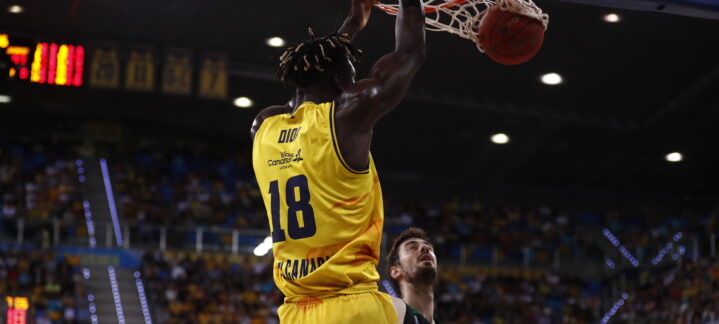 Jugador del Gran Canaria realizando un mate durante un partido de baloncesto.