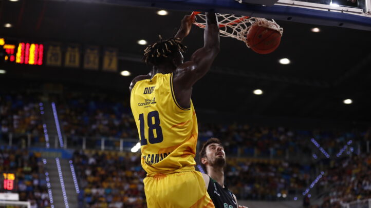 Jugador del Gran Canaria realizando un mate durante un partido de baloncesto.