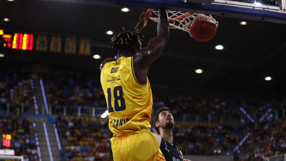 Jugador del Gran Canaria realizando un mate durante un partido de baloncesto.