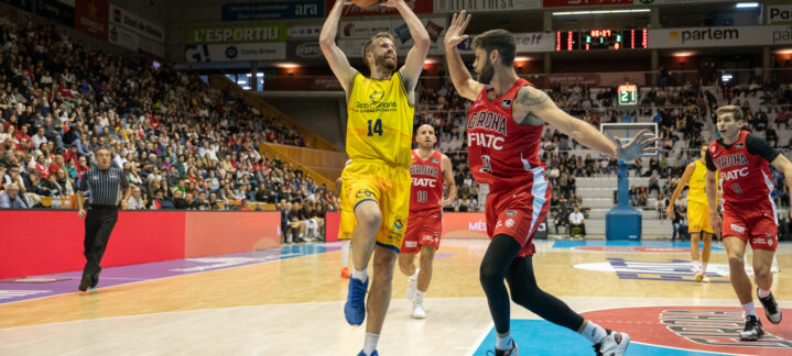 prueba de fuego en el feudo amarillo",Jugadores en acción durante un partido de baloncesto entre Gran Canaria y Girona.