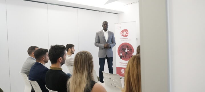 Jornada informativa de AJE Canarias, con un ponente frente a un público atento.