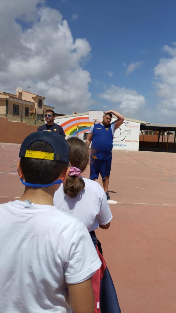 Entrenadores del Proyecto Suma interactúan con niños en el CEIP El Zardo.