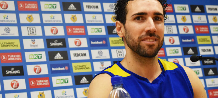 al igual que todo el club y toda la isla""",Ferrán Bassas durante una rueda de prensa del Club Baloncesto Gran Canaria.