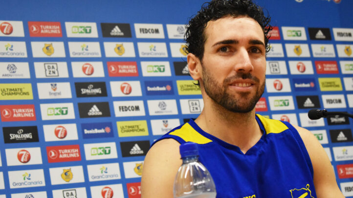 al igual que todo el club y toda la isla""",Ferrán Bassas durante una rueda de prensa del Club Baloncesto Gran Canaria.