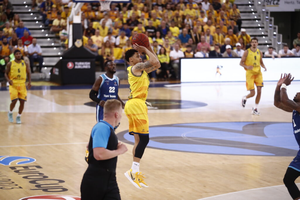 Jugador del Gran Canaria lanzando a canasta durante un partido de Eurocup.