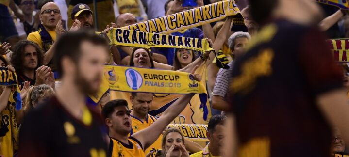 Aficionados del Gran Canaria celebran con bufandas en la final de la Eurocup.